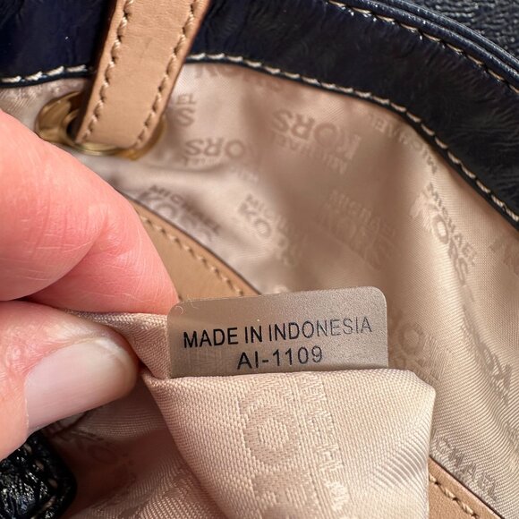 Michael by Michael Kors Jet Set Blue Patent Leather Tote - Picture 10 of 16